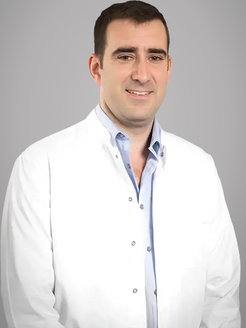 Doc. dr Uroš Bumbaširević, specijalista urologije, u belom mantilu.