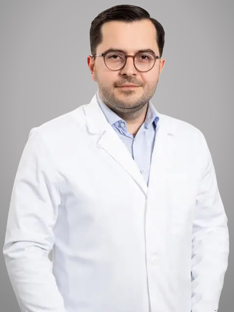 Dr Đorđe Cvijanović, specijalista urologije, u belom mantilu.