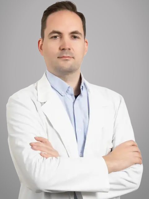 Dr Miloš Petrović, specijalista urologije, u belom mantilu.