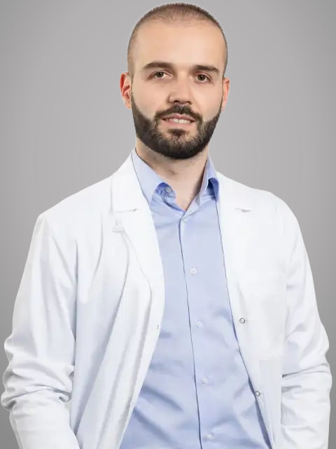 Dr Daniel Škrijelj, specijalista urologije, u belom mantilu.